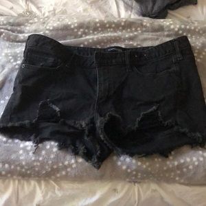 Relaxed low rise short